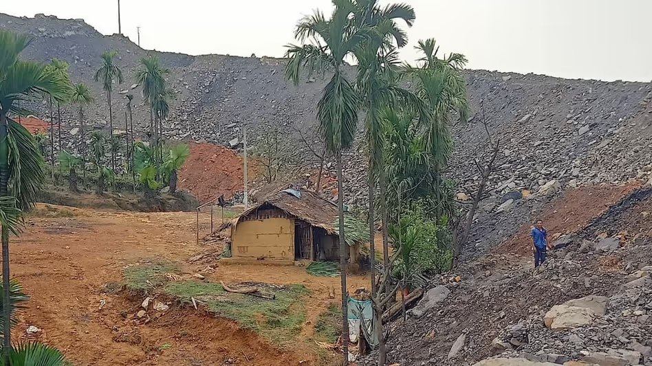 Assam : कोयला डंपिंग जारी रहने से मार्गेरिटा के गांवों पर भूस्खलन का खतरा