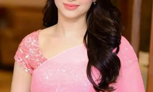 Tamanna Bhatia : पिंक साड़ी में कमाल लग रही तमन्ना