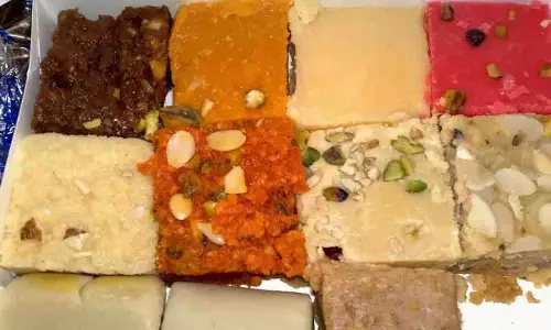 Khammam कलेक्टर ने उन घरों को ‘मीठा उपहार’ दिया जहां लड़कियां पैदा होती