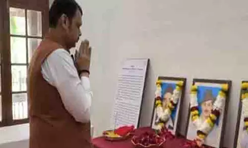 Devendra Fadnavis ने शहीद दिवस पर भगत सिंह, राजगुरु और सुखदेव को पुष्पांजलि अर्पित की