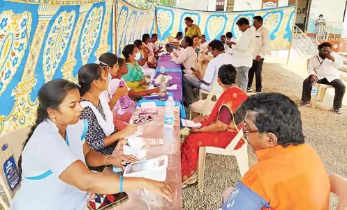 Andhra: मेडिकल टीमें बलभद्रपुरम पहुंचीं Andhra: मेडिकल टीमें बलभद्रपुरम पहुंचीं