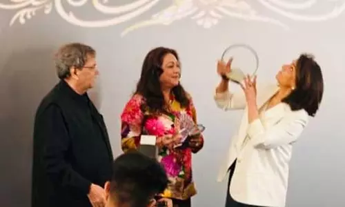 ‘कर्ज’ के लिए ट्रॉफी मिलते ही नीतू सिंह ने आसमान की ओर देखा , पति ऋषि कपूर को किया याद ‘कर्ज’ के लिए ट्रॉफी मिलते ही नीतू सिंह ने आसमान की ओर देखा , पति ऋषि कपूर को किया याद