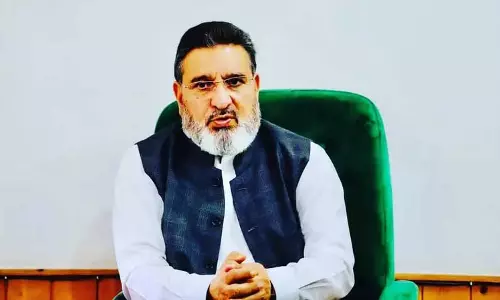 जेकेआई के दैनिक मजदूरों, अस्थायी श्रमिकों को उनके नाममात्र वेतन से भी वंचित न करें: Altaf Bukhari