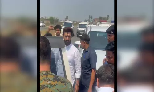 केंद्रीय मंत्री ने दुर्घटना में घायल युवक को पहुंचाया अस्पताल, हो रही तारीफ केंद्रीय मंत्री ने दुर्घटना में घायल युवक को पहुंचाया अस्पताल, हो रही तारीफ