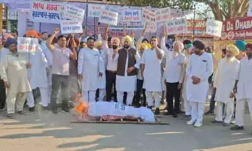 Chandigarh: किसानों के साथ ‘दुर्व्यवहार’ को लेकर कांग्रेस का विरोध प्रदर्शन