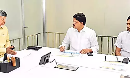 CM Chandrababu: केंद्र से सभी बकाया धनराशि प्राप्त करें
