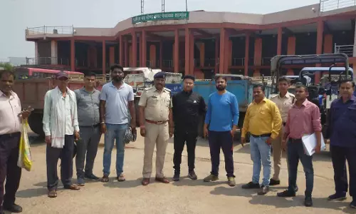 रेत का अवैध परिवहन, हाईवा और 10 ट्रैक्टर जब्त रेत का अवैध परिवहन, हाईवा और 10 ट्रैक्टर जब्त