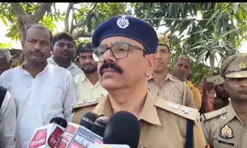 उत्तर प्रदेश के बलिया में युवती का शव पेड़ से लटका मिला