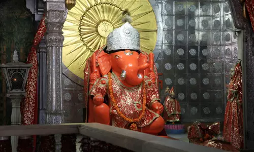 Moti Dungri Ganesh Mandir: सोने का मुकुट और चांदी के सिंहासन पर विराजे भगवान गणेश