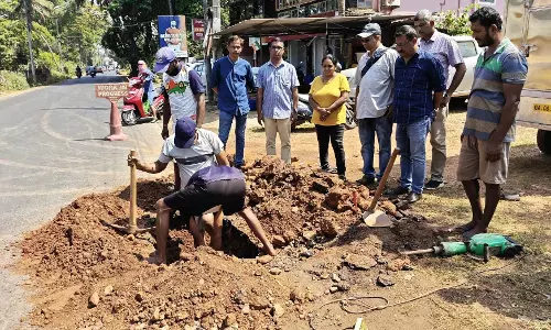Chinchinim पयात-ग्रामीणों ने पानी के रिसाव को ठीक करने के लिए मिलकर काम किया Chinchinim पयात-ग्रामीणों ने पानी के रिसाव को ठीक करने के लिए मिलकर काम किया