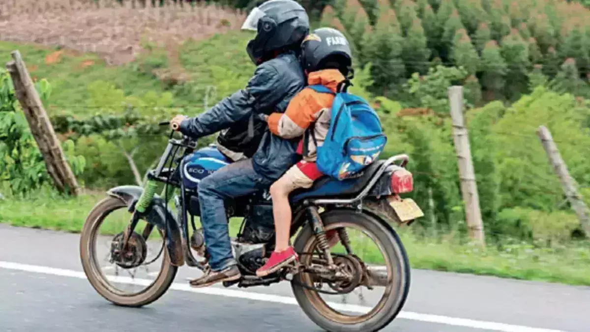 Meghalaya :  शिलांग ट्रैफिक पुलिस ने दोपहिया वाहन चलाने वाले बच्चों के लिए हेलमेट अनिवार्य किया