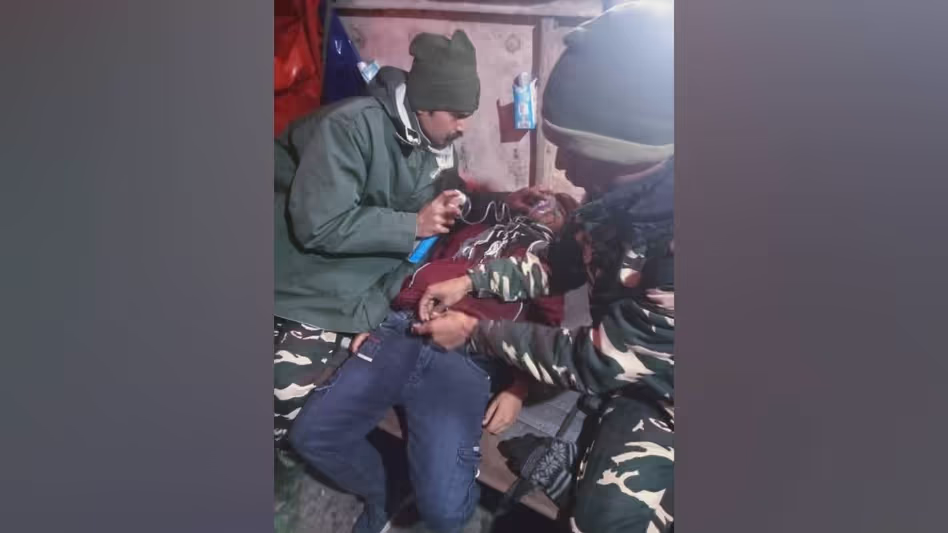 Sikkim : एसएसबी जवानों ने बीओपी फालुट पर 11 वर्षीय पर्यटक को ऊंचाई पर होने वाली बीमारी से बचाया Sikkim : एसएसबी जवानों ने बीओपी फालुट पर 11 वर्षीय पर्यटक को ऊंचाई पर होने वाली बीमारी से बचाया