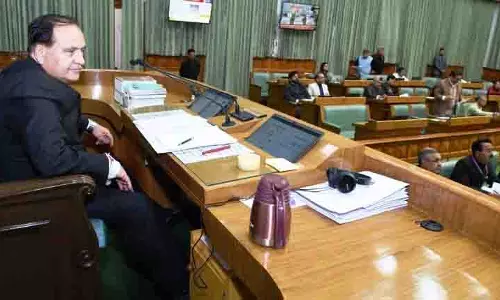 आउटसोर्स कर्मचारियों के लिए नीति पर BJP, कांग्रेस विधायकों ने हाथ मिलाया