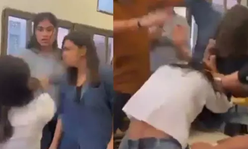 क्लासरूम में छात्राओं के बीच जमकर मारपीट, देखें वायरल VIDEO क्लासरूम में छात्राओं के बीच जमकर मारपीट, देखें वायरल VIDEO