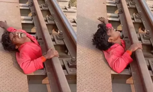 BREAKING: रेलवे ट्रैक पर फंसा युवक, देखें खौफनाक VIDEO...
