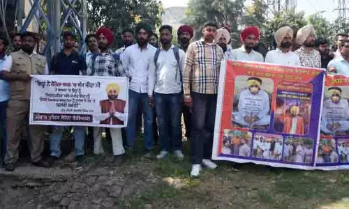कोविड स्वयंसेवकों ने राज्यसभा MP के घर के बाहर किया प्रदर्शन, नियमित नौकरी की मांग