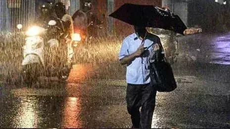Kerala: भारी बारिश का अनुमान, चार जिलों में येलो अलर्ट Kerala: भारी बारिश का अनुमान, चार जिलों में येलो अलर्ट