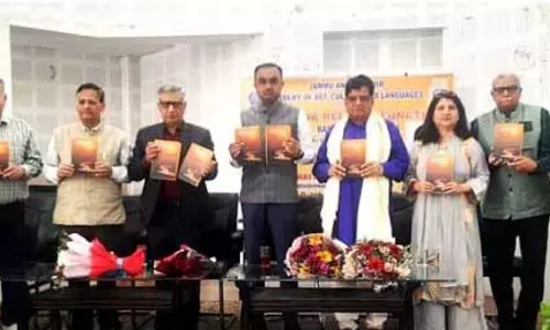 Jammu: डिव कॉम ने विद्यार्थी की पुस्तक का विमोचन किया
