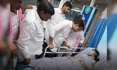 KTR ने तेलंगाना के करीमनगर में बीआरएस बाइक रैली में घायल महिला पुलिसकर्मी से मुलाकात की