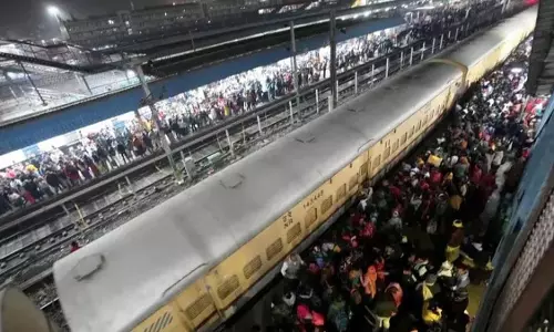 दिल्ली रेलवे स्टेशन पर ट्रेन में देरी, भारी भीड़ के कारण अफरा-तफरी मची