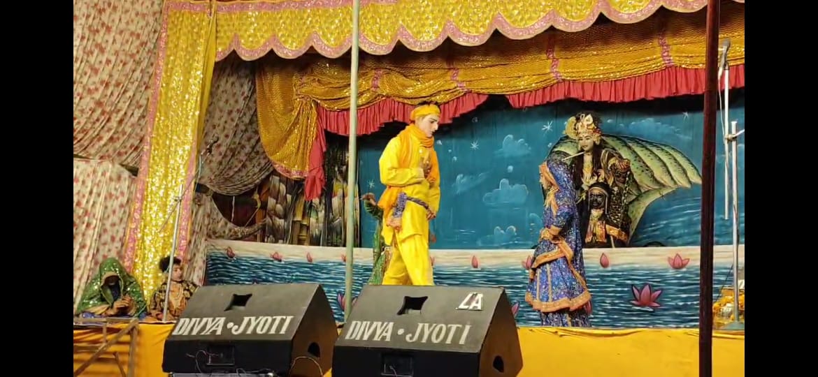 कालिया नाग का मर्दन कर उसके फन पर आये श्रीकृष्ण