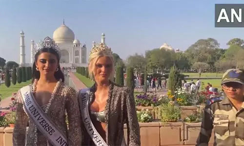 मिस यूनिवर्स विक्टोरिया कैयर थेलविग, रिया सिंघा ने ताजमहल का दौरा किया मिस यूनिवर्स विक्टोरिया कैयर थेलविग, रिया सिंघा ने ताजमहल का दौरा किया
