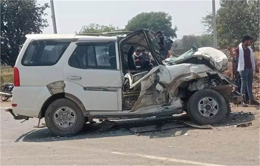 MP News: बस और कार की टक्कर में तीन लोग घायल MP News: बस और कार की टक्कर में तीन लोग घायल
