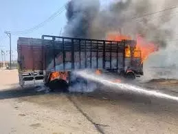 Rajasthan : धू-धू कर जल गया ट्रक, बड़ा नुकसान Rajasthan : धू-धू कर जल गया ट्रक, बड़ा नुकसान
