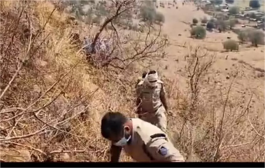 MP News: जंगल के बीच पहाड़ पर मिला मानव कंकाल, मचा हड़कंप MP News: जंगल के बीच पहाड़ पर मिला मानव कंकाल, मचा हड़कंप