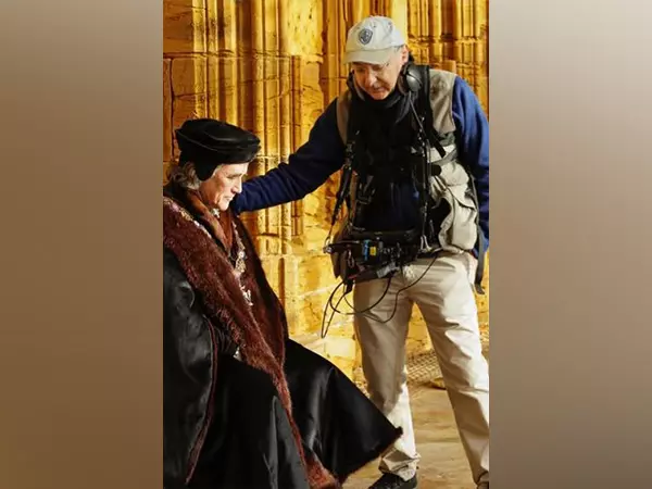 Wolf Hall के निर्देशक ने फंडिंग में कमी के कारण ऐतिहासिक ड्रामा में बाहरी दृश्यों को काटने का खुलासा किया Wolf Hall के निर्देशक ने फंडिंग में कमी के कारण ऐतिहासिक ड्रामा में बाहरी दृश्यों को काटने का खुलासा किया
