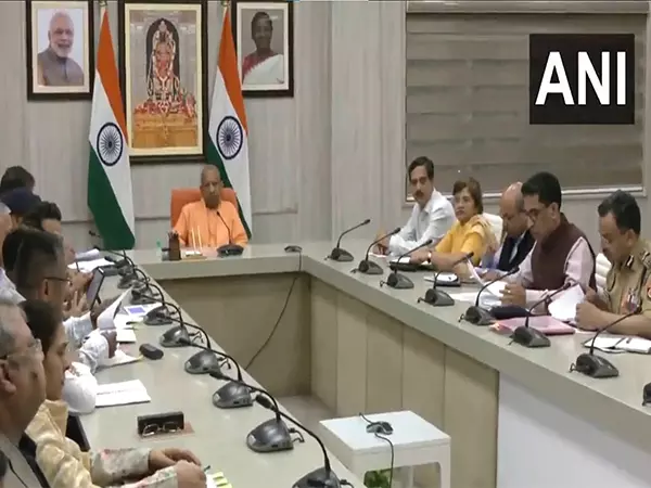 UP CM ने अधिकारियों के साथ बैठक कर राज्य में कानून व्यवस्था की समीक्षा की UP CM ने अधिकारियों के साथ बैठक कर राज्य में कानून व्यवस्था की समीक्षा की