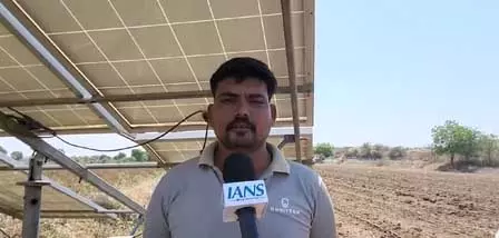 राजकोट के किसान अशोक मकवाणा ने सोलर पैनल से बदली जिंदगी, बिजली संकट से मिली राहत राजकोट के किसान अशोक मकवाणा ने सोलर पैनल से बदली जिंदगी, बिजली संकट से मिली राहत
