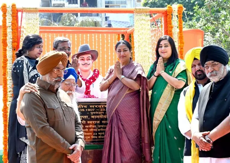 रेखा ने मालवीय नगर पार्क में भगत सिंह की प्रतिमा का अनावरण किया रेखा ने मालवीय नगर पार्क में भगत सिंह की प्रतिमा का अनावरण किया