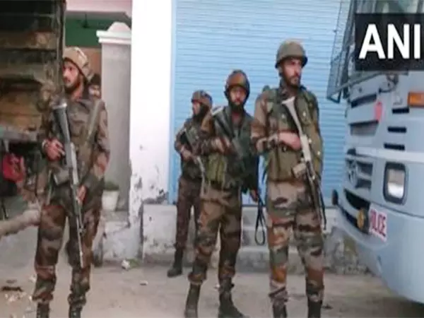 J-K Police और भारतीय सेना ने हीरानगर में घेराबंदी और तलाशी अभियान जारी रखा J-K Police और भारतीय सेना ने हीरानगर में घेराबंदी और तलाशी अभियान जारी रखा