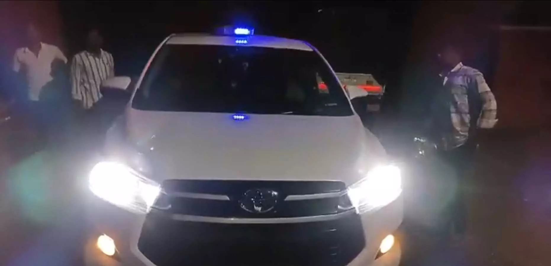 लाल बत्ती वाली कार चेक करते ही मच गई खलबली, अफसरों के उड़ गए होश लाल बत्ती वाली कार चेक करते ही मच गई खलबली, अफसरों के उड़ गए होश