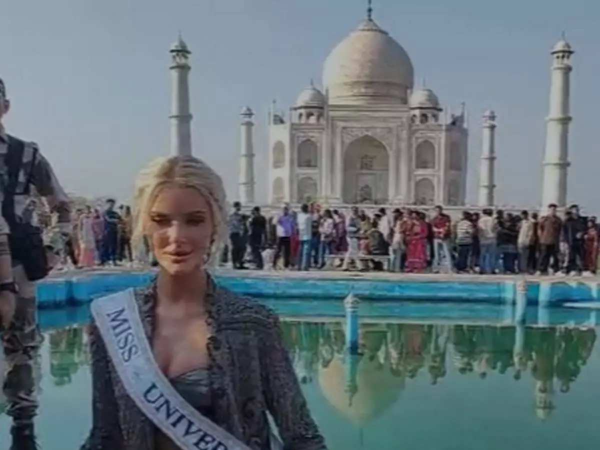 Agra : ताजमहल देख मंत्रमुग्ध हुईं मिस यूनिवर्स Agra : ताजमहल देख मंत्रमुग्ध हुईं मिस यूनिवर्स