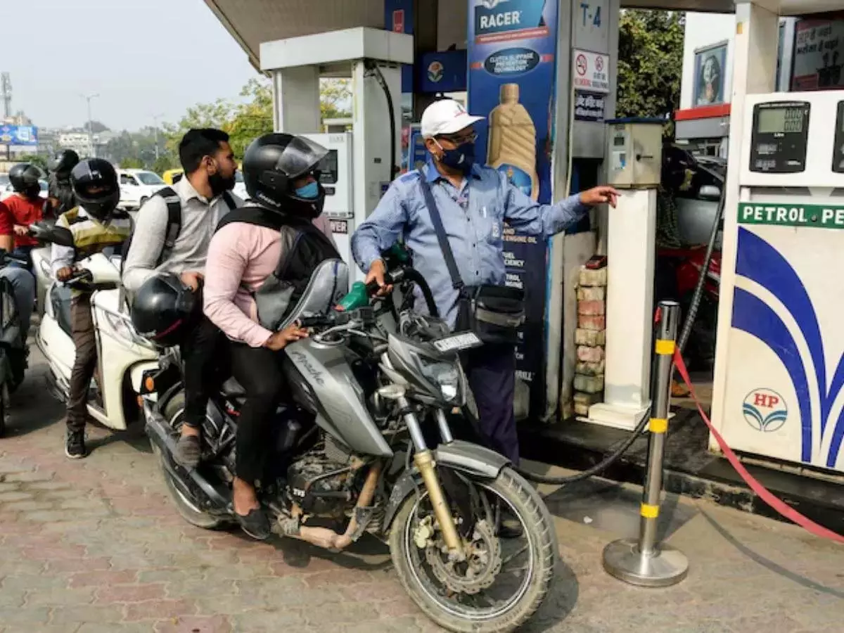 UP News : नो हेलमेट, नो फ्यूल’ अभियान सख्त, जुर्माना भी UP News : नो हेलमेट, नो फ्यूल’ अभियान सख्त, जुर्माना भी