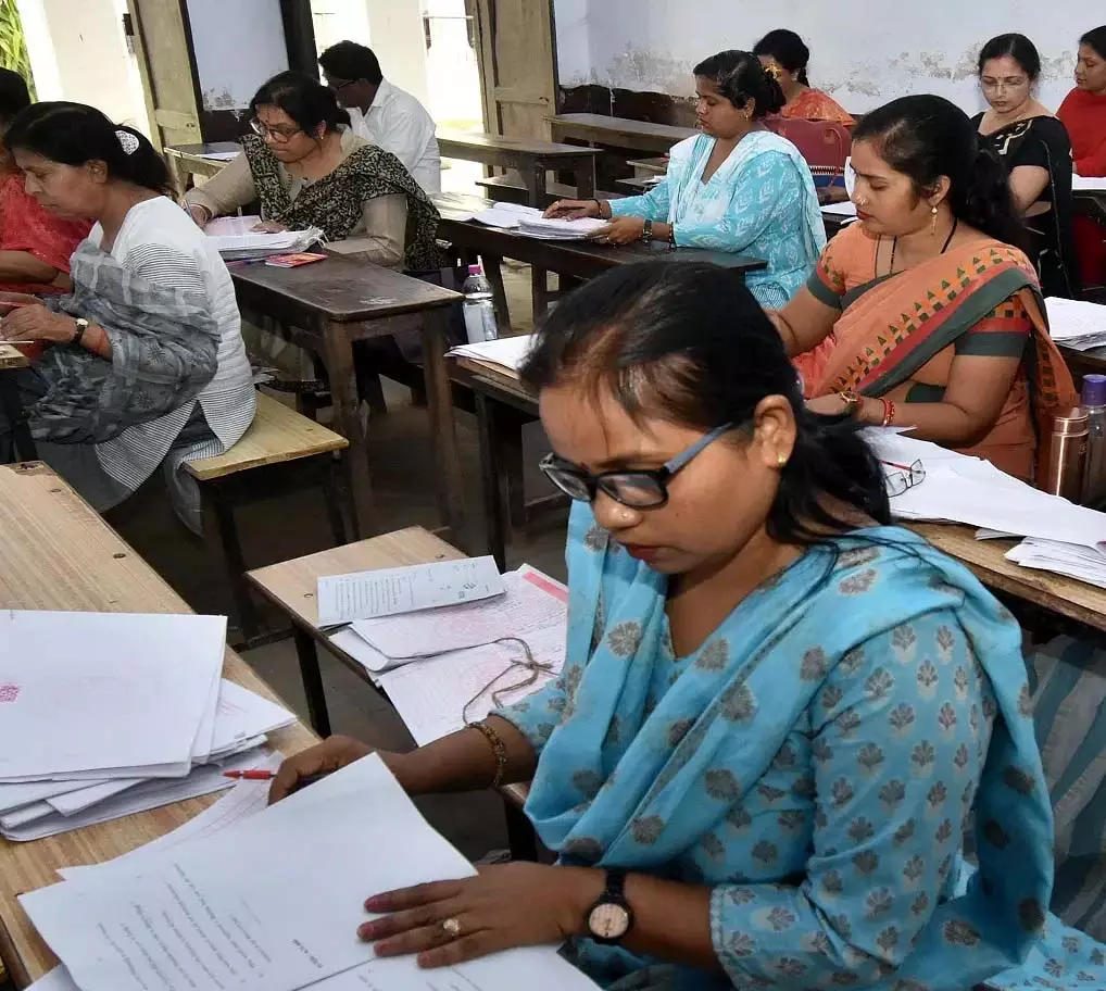 UP Board : पास होने की नई कोशिश, उत्तर पुस्तिकाओं से निकाल रहें रुपये UP Board : पास होने की नई कोशिश, उत्तर पुस्तिकाओं से निकाल रहें रुपये