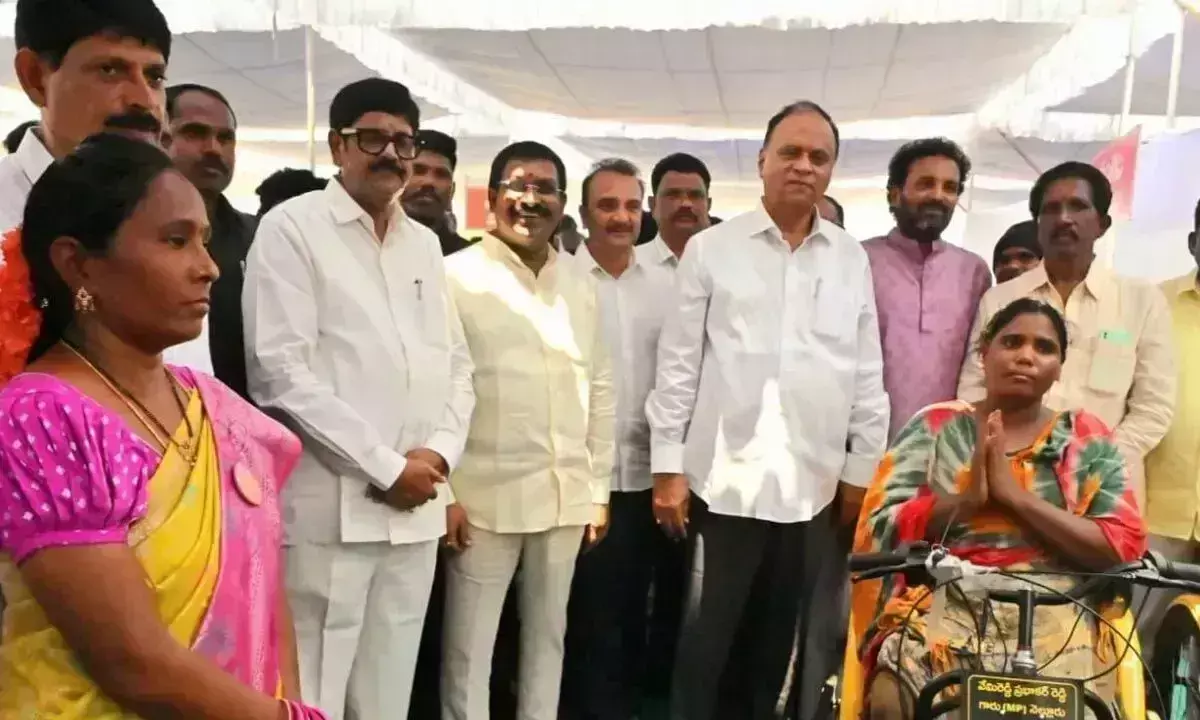 Andhra: आत्मकुर में दिव्यांगों को इलेक्ट्रिक ट्राइसाइकिल वितरित की गईं Andhra: आत्मकुर में दिव्यांगों को इलेक्ट्रिक ट्राइसाइकिल वितरित की गईं