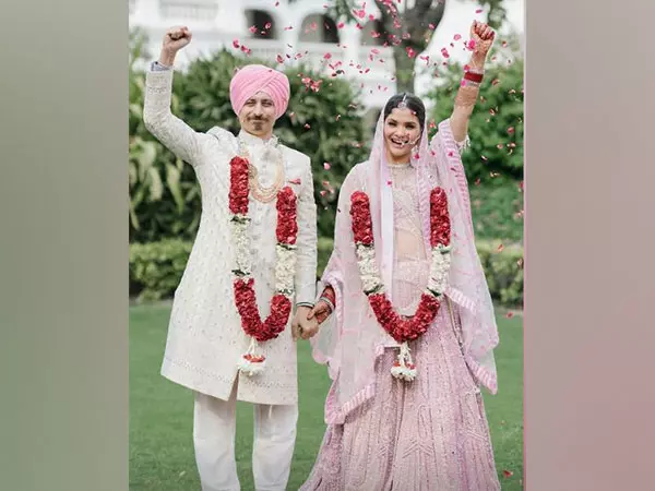 Ayesha Kapoor ने की बॉयफ्रेंड एडम ओबेरॉय से शादी Ayesha Kapoor ने की बॉयफ्रेंड एडम ओबेरॉय से शादी
