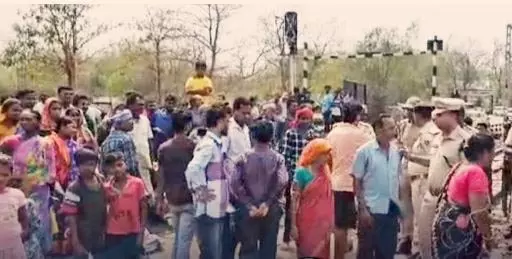 मयूरभंज में ओलावृष्टि से हुए नुकसान का आकलन करने गए ओडिशा के मंत्रियों के काफिले पर पथराव मयूरभंज में ओलावृष्टि से हुए नुकसान का आकलन करने गए ओडिशा के मंत्रियों के काफिले पर पथराव