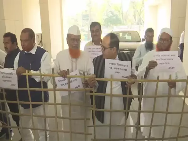 कांग्रेस, AIUDF विधायकों ने भाजपा विधायक रूपज्योति कुर्मी के खिलाफ प्रदर्शन किया कांग्रेस, AIUDF विधायकों ने भाजपा विधायक रूपज्योति कुर्मी के खिलाफ प्रदर्शन किया