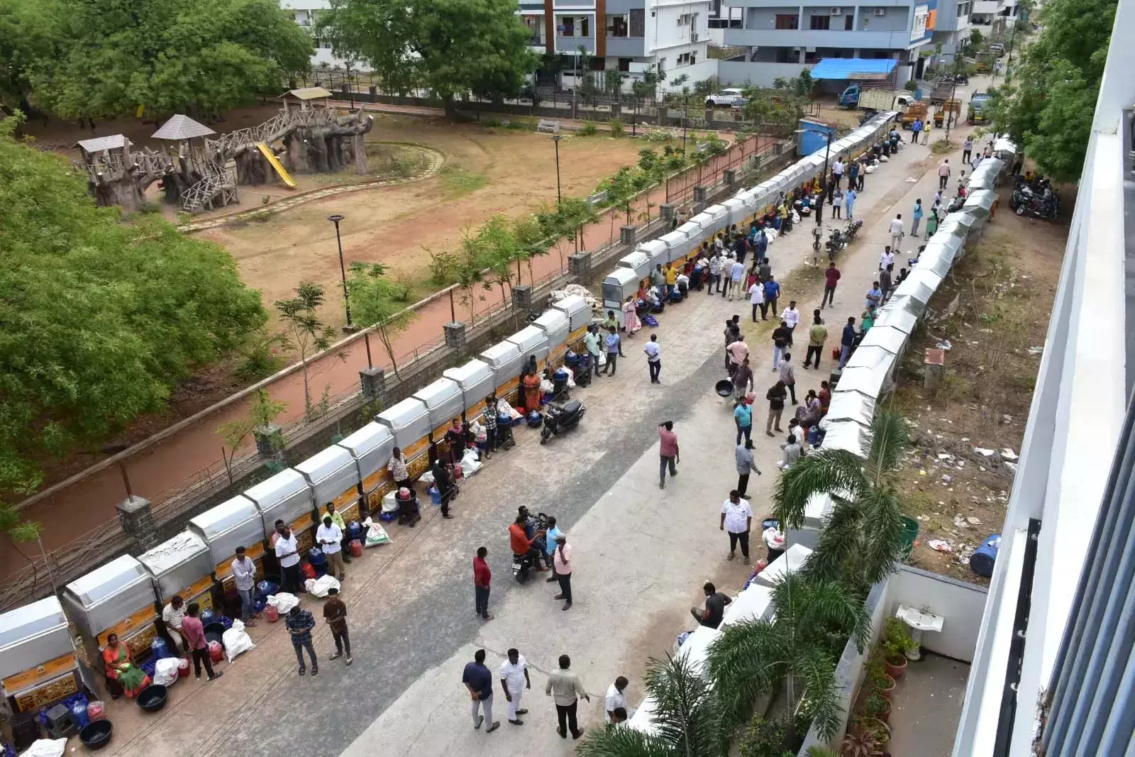 Warangal में बेरोजगार युवाओं को 55,000 रुपये के अंडे बांटे गए Warangal में बेरोजगार युवाओं को 55,000 रुपये के अंडे बांटे गए