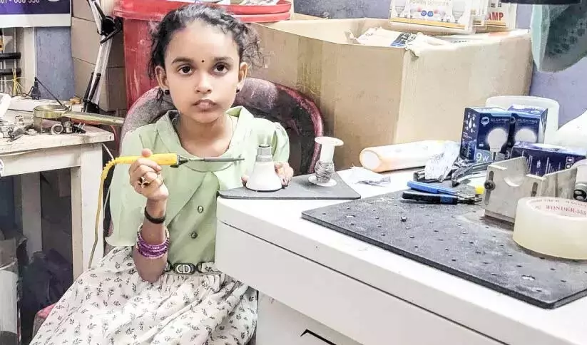Kerala: 4 कक्षा की छात्रा गौरी गवेश गरीबी के अंधेरे से निकलकर परिवार के लिए रोशनी बन रही Kerala: 4 कक्षा की छात्रा गौरी गवेश गरीबी के अंधेरे से निकलकर परिवार के लिए रोशनी बन रही