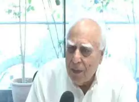 चुनाव आयोग पर कौन भरोसा करेगा? उनका काम इतना ख़राब हो गया है.. कपिल सिब्बल चुनाव आयोग पर कौन भरोसा करेगा? उनका काम इतना ख़राब हो गया है.. कपिल सिब्बल