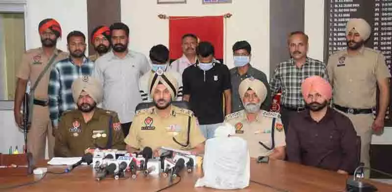 Punjab: महिला ड्रग तस्कर समेत चार लोग 5 किलो हेरोइन के साथ गिरफ्तार Punjab: महिला ड्रग तस्कर समेत चार लोग 5 किलो हेरोइन के साथ गिरफ्तार