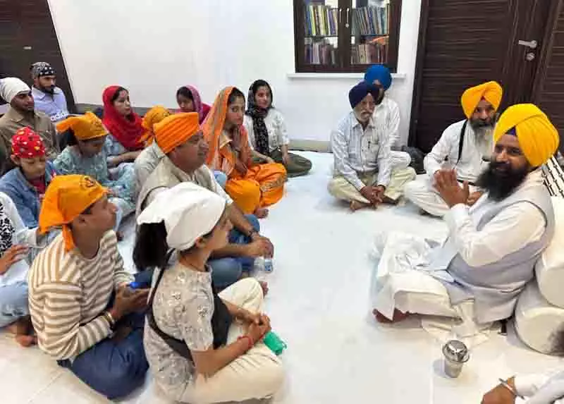 Akal Takht Jathedar ने हिमाचल प्रतिनिधिमंडल से मुलाकात की, शांति का आह्वान किया Akal Takht Jathedar ने हिमाचल प्रतिनिधिमंडल से मुलाकात की, शांति का आह्वान किया