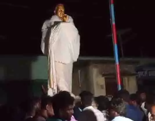 Kanchipuram में अंबेडकर की मूर्ति हटाने के खिलाफ ग्रामीणों ने किया विरोध प्रदर्शन Kanchipuram में अंबेडकर की मूर्ति हटाने के खिलाफ ग्रामीणों ने किया विरोध प्रदर्शन