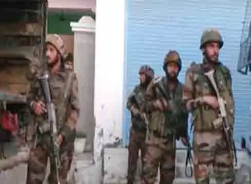 जम्मू-कश्मीर पुलिस और भारतीय सेना ने Hiranagar में घेराबंदी और तलाशी अभियान जारी रखा जम्मू-कश्मीर पुलिस और भारतीय सेना ने Hiranagar में घेराबंदी और तलाशी अभियान जारी रखा