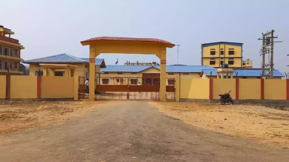 Assam : मटिया ट्रांजिट कैंप से तेरह बांग्लादेशी नागरिकों को वापस भेजा गया Assam : मटिया ट्रांजिट कैंप से तेरह बांग्लादेशी नागरिकों को वापस भेजा गया